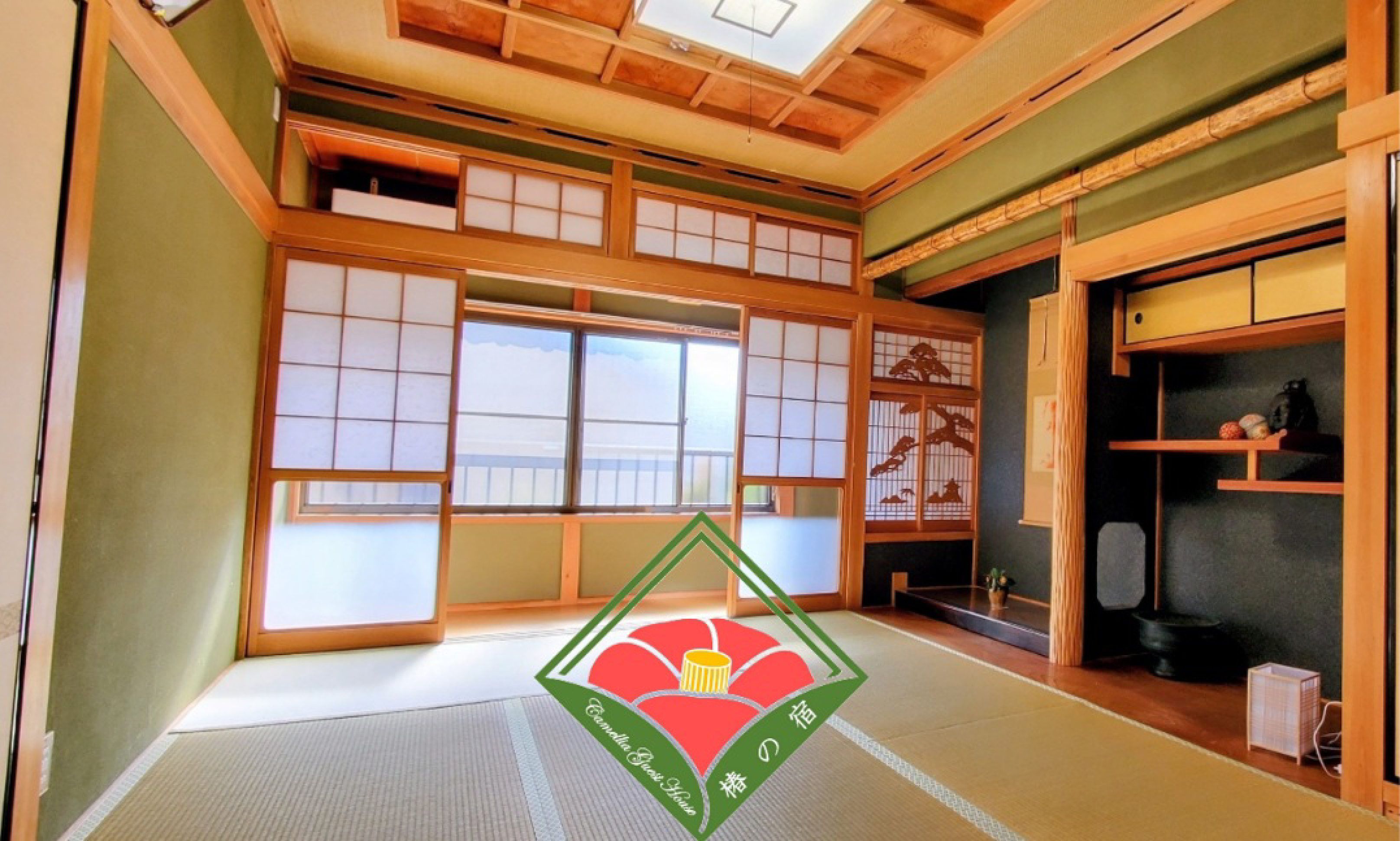 Une pièce de style japonais traditionnel, avec un sol recouvert de tatamis, des portes coulissantes et une vue sur le ciel.