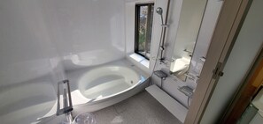 Articles de toilette écologiques, sèche-cheveux, serviettes fournies