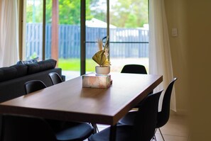 Dining - The Entire House: Everything Is Within Easy Reach — Plus Theme Parks! (Coomera)