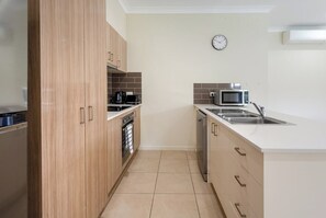 Private kitchen - The Entire House: Everything Is Within Easy Reach — Plus Theme Parks! (Coomera)