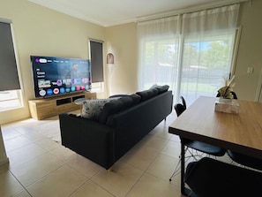 Living area - The Entire House: Everything Is Within Easy Reach — Plus Theme Parks! (Coomera)