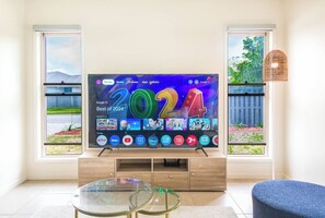 Interior - The Entire House: Everything Is Within Easy Reach — Plus Theme Parks! (Coomera)