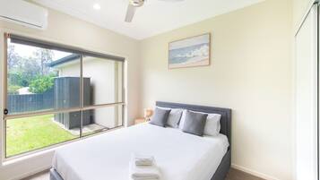 3 bedrooms, iron/ironing board, WiFi, bed sheets