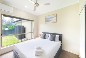 3 bedrooms, iron/ironing board, WiFi, bed sheets - The Entire House: Everything Is Within Easy Reach — Plus Theme Parks! (Coomera)