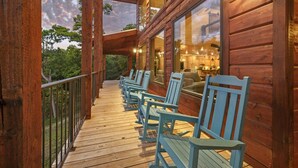 Une terrasse en bois avec des sièges extérieurs et une vue sur l’intérieur.