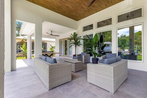 Interior - Rainbow Retreat Luxury Escape: 2 Homes, 11 Bedrooms, Perfect for Big Groups! (Dunnellon)