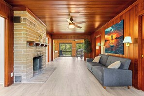 Interior - Rainbow Retreat Luxury Escape: 2 Homes, 11 Bedrooms, Perfect for Big Groups! (Dunnellon)