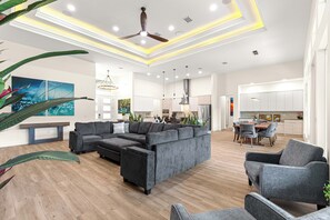 Smart TV, fireplace, table tennis, stereo
