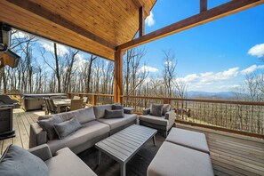 Outdoor dining - Family Retreat in Eagles Nest | Hot Tub, Views, Bunk Room | Sleeps 9 (Banner Elk)