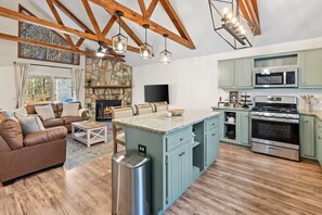 Fridge, microwave, oven, stovetop - Owl & Ember - Walk to Coosawatee Resort Center! Grill, 2 Kings, 3 Smart TV's (Ellijay)