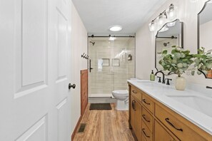 Shower, hair dryer, towels, soap - Owl & Ember - Walk to Coosawatee Resort Center! Grill, 2 Kings, 3 Smart TV's (Ellijay)