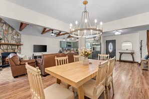 Dining - Owl & Ember - Walk to Coosawatee Resort Center! Grill, 2 Kings, 3 Smart TV's (Ellijay)