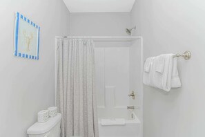 Douche, sèche-cheveux, serviettes fournies, shampoing
