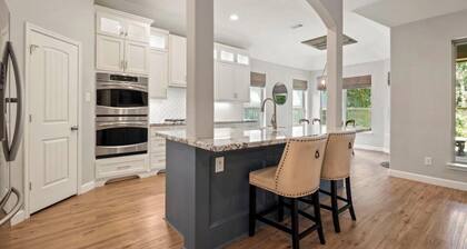 Spacious 4-bedroom house in gorgeous Creekside Neighborhood