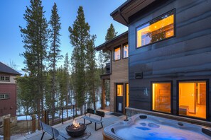 Outdoor spa tub - NEW Mountain Fox Chalet: Premier Location, New Build! Locally Managed. (Breckenridge)