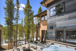 Outdoor spa tub - NEW Mountain Fox Chalet: Premier Location, New Build! Locally Managed. (Breckenridge)