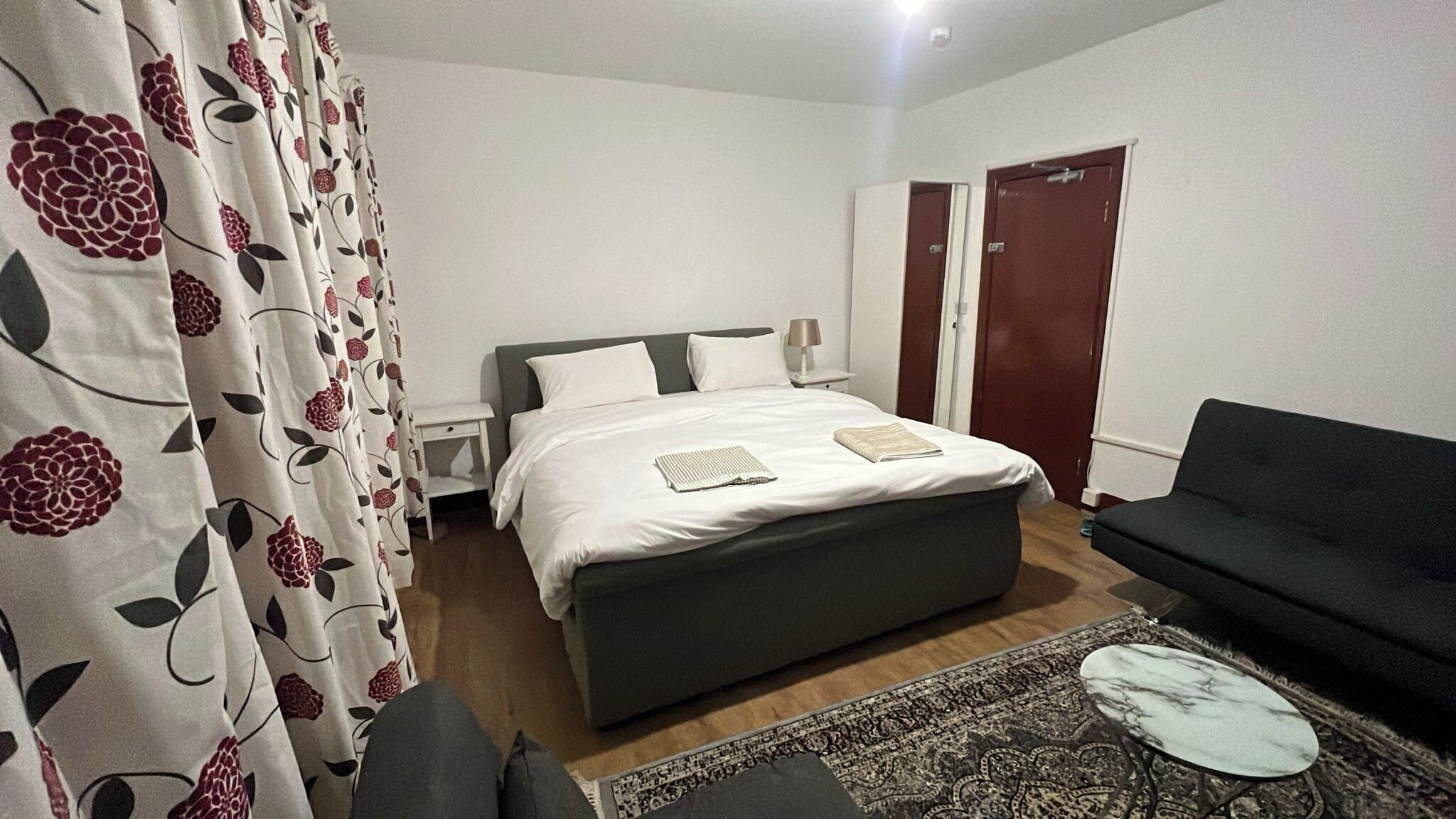 4 bedrooms, iron/ironing board, WiFi, bed sheets