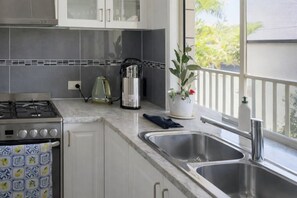 Private kitchen - Comfortable 2-Bedroom Unit with A/C, Kitchen, and Large-Screen TV — Plus Parking (Munruben)