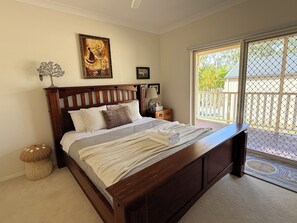 Room - Comfortable 2-Bedroom Unit with A/C, Kitchen, and Large-Screen TV — Plus Parking (Munruben)