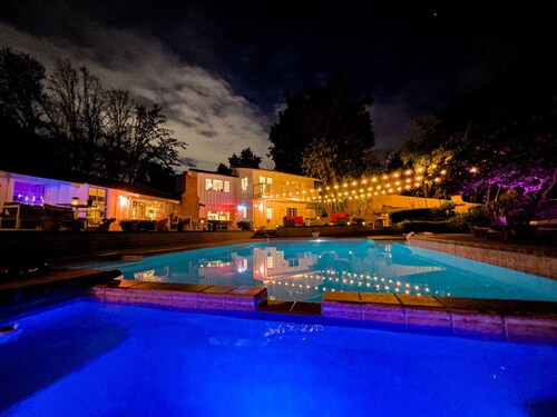 Amazing 5-bedroom farmhouse in quaint Rolling Hills Estates with AC and nature!