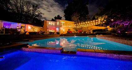 Amazing 5-bedroom farmhouse in quaint Rolling Hills Estates with AC and nature!