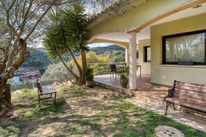 Terrace/patio - Perfect house in Calonge: Spacious and bright with views of the pool and mountains🌿🏖️ (Calonge)