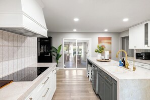 Fridge, microwave, oven, stovetop - The Park by LuxeKey: Tennis, Golf, Pool, & Games (Scottsdale)