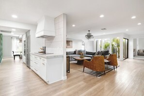 TV, video games, ping pong - The Park by LuxeKey: Tennis, Golf, Pool, & Games (Scottsdale)