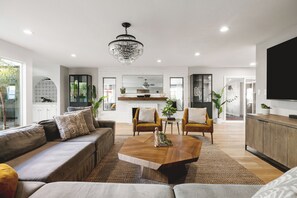 TV, video games, ping pong - The Park by LuxeKey: Tennis, Golf, Pool, & Games (Scottsdale)