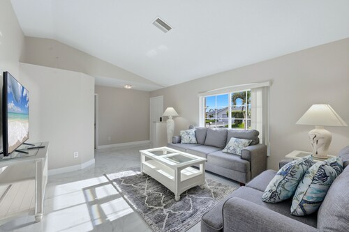 Early Terrace Retreat with HEATED POOL 3BRs-2Baths