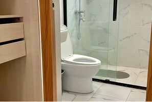 Shower, towels, soap, toilet paper - Luxury 6-Bed Penthouse with Sky Terrace (Nairobi)