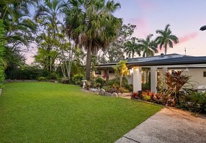 Property grounds - Entire 4-Bedroom Home — Convenient Access to Brisbane and the Gold Coast (Springwood)