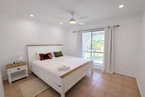 4 habitaciones, tabla de planchar con plancha, wifi y ropa de cama 