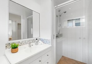 Secadora de cabello, toallas, jabón, papel de baño 