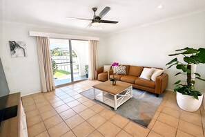 Living area - Entire 4-Bedroom Home — Convenient Access to Brisbane and the Gold Coast (Springwood)