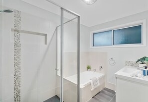 Hair dryer, towels, soap, toilet paper - Entire 4-Bedroom Home — Convenient Access to Brisbane and the Gold Coast (Springwood)