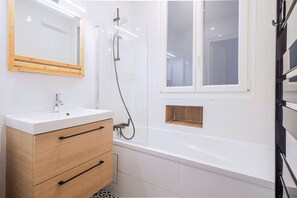 Hair dryer, towels - Blueground | Europe, elevator, nr Parc Monceau (Paris)