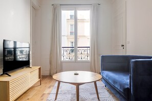 TV, stereo - Blueground | Europe, elevator, nr Parc Monceau (Paris)