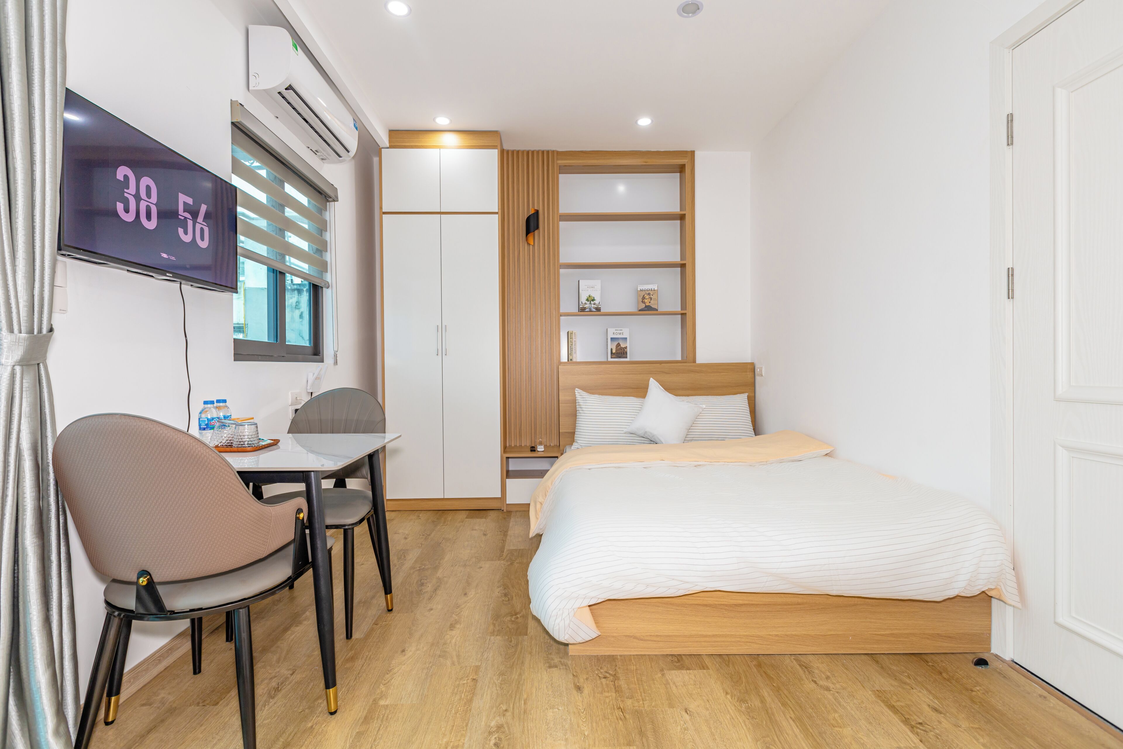 Studio Suite | Hypo-allergenic bedding, down duvets, minibar, desk