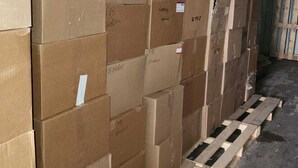 Un almacén con montones de cajas de cartón.