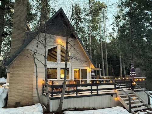 Peaceful Shaver Lake Mountain Retreat with Deck & Forest Views