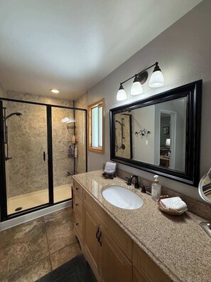Dusche, Haartrockner, Shampoo