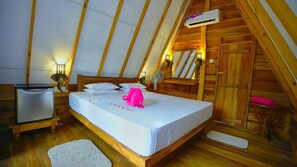 Desk, laptop workspace, soundproofing, iron/ironing board - Golden Rock Retreat (Sigiriya,)