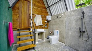 Douche, séchoir à cheveux, serviettes fournies, papier de toilette