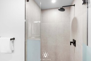 Shower, hair dryer, towels, shampoo - Rooftop Nights Designer Studio in Miami (Miami)