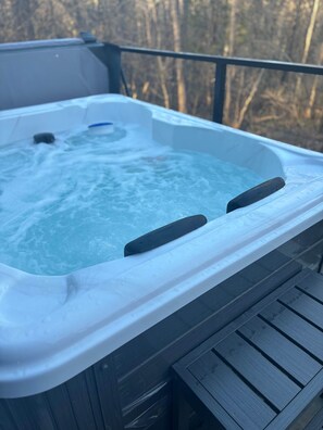 Outdoor spa tub - The Shady Roost | Cozy Cabin w/ Hot Tub & Fire Pit (Cave-In-Rock Precinct)