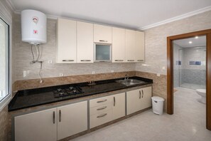 Private kitchen - Cozy Apt in Tangier – AC, 3 Min to City & Corniche (Tangier)