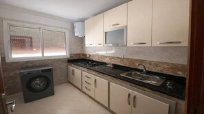 Private kitchen - Cozy Apt in Tangier – AC, 3 Min to City & Corniche (Tangier)