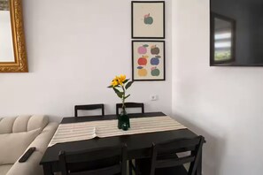 Dining - Cozy Apt in Tangier – AC, 3 Min to City & Corniche (Tangier)