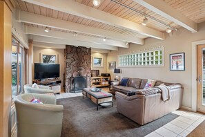 Smart TV, fireplace, DVD player, books - The Sand Dollar - New Listing! (Cannon Beach)